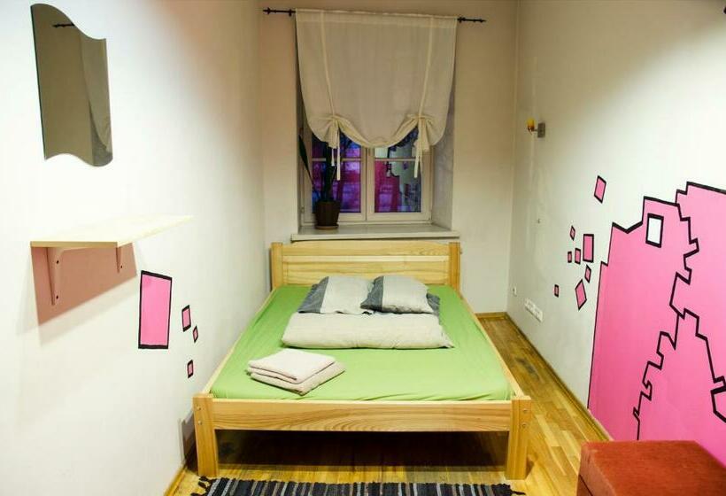 اتاق استاندارد با سرویس بهداشتی مشترک, Pogo Hostel