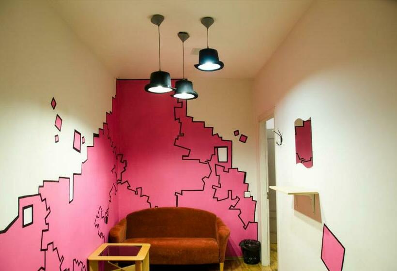 اتاق استاندارد با سرویس بهداشتی مشترک, Pogo Hostel