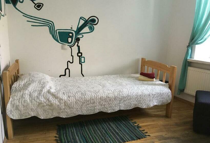 اتاق استاندارد با سرویس بهداشتی مشترک, Pogo Hostel