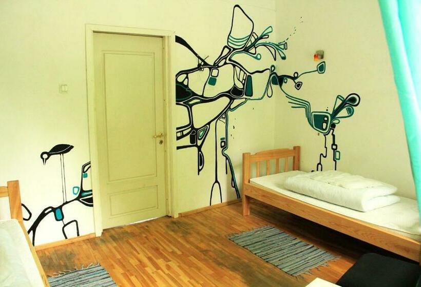 اتاق استاندارد با سرویس بهداشتی مشترک, Pogo Hostel