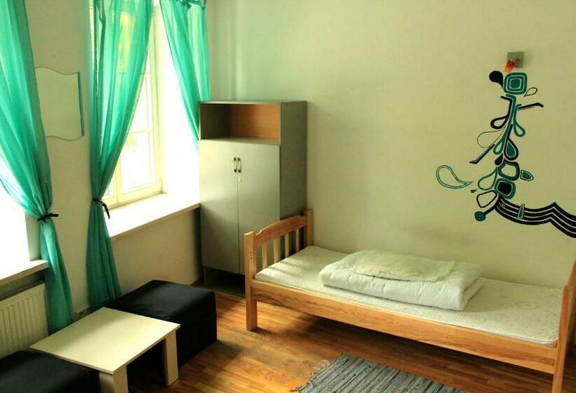 اتاق استاندارد با سرویس بهداشتی مشترک, Pogo Hostel