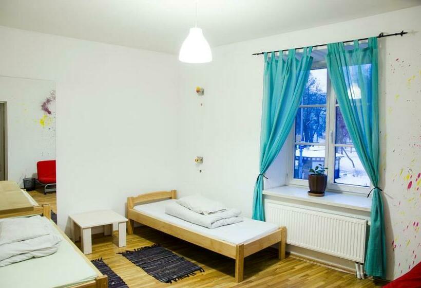 اتاق استاندارد با سرویس بهداشتی مشترک, Pogo Hostel