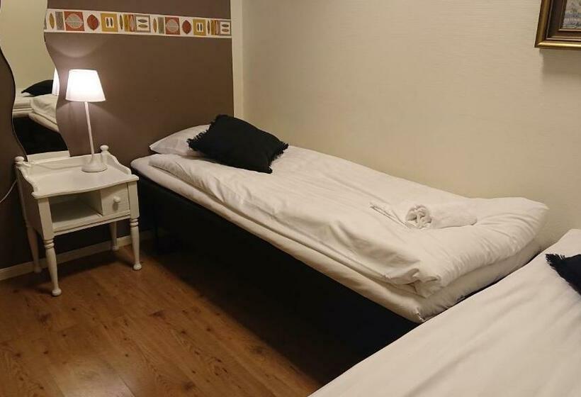 共用浴室的经济型房间, Hvilan V Hem Norrtälje Ab