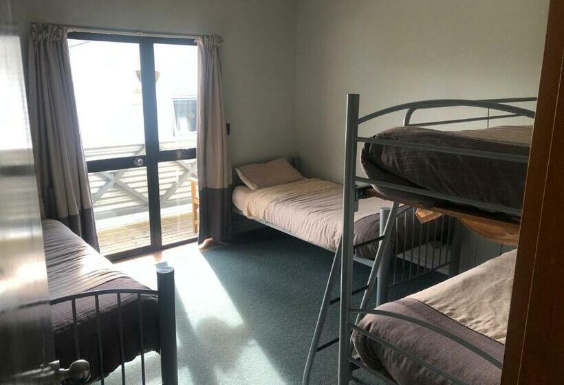 Кровать в Общей Комнате, Ivorytowers Accommodation