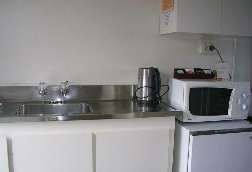 استودیوی استاندارد, Alexandra Garden Court Motel