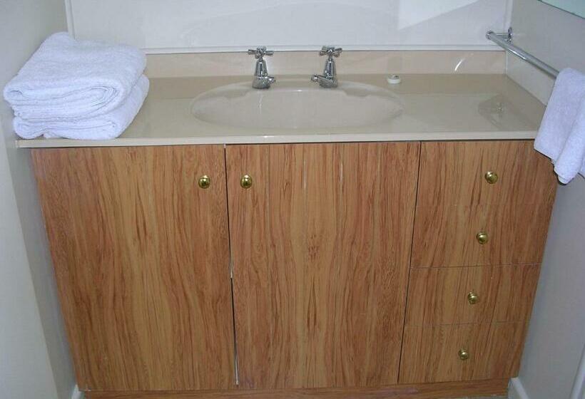 استودیوی استاندارد, Alexandra Garden Court Motel