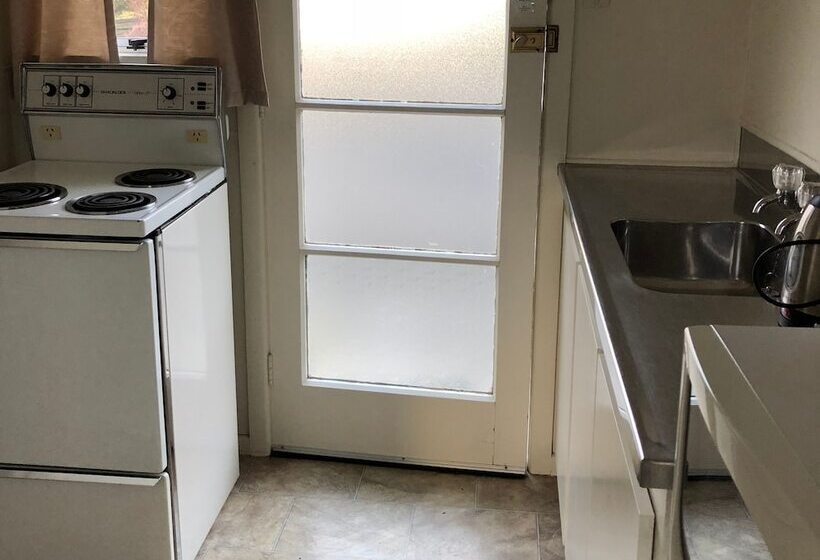 استودیوی استاندارد, Alexandra Garden Court Motel