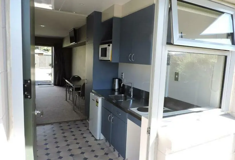 デラックススタジオ, Andorra Motel