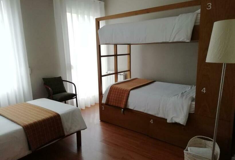 اتاق استاندارد سه تخته با سرویس بهداشتی مشترک, Being Porto Hostel