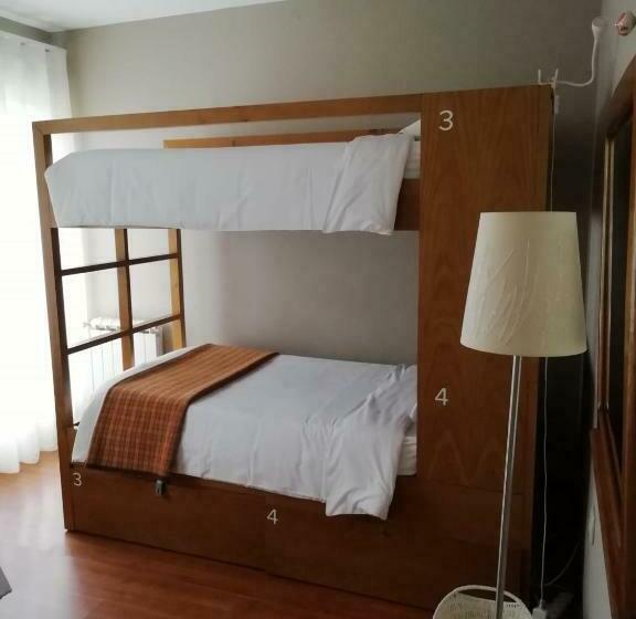اتاق استاندارد سه تخته با سرویس بهداشتی مشترک, Being Porto Hostel