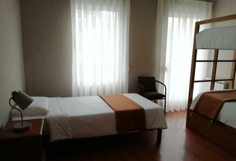 اتاق استاندارد سه تخته با سرویس بهداشتی مشترک, Being Porto Hostel