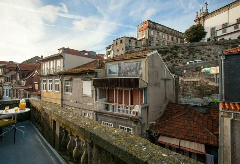 اتاق استاندارد سه تخته با سرویس بهداشتی مشترک, Being Porto Hostel