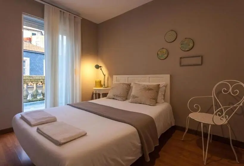 اتاق استاندارد با سرویس بهداشتی مشترک, Being Porto Hostel