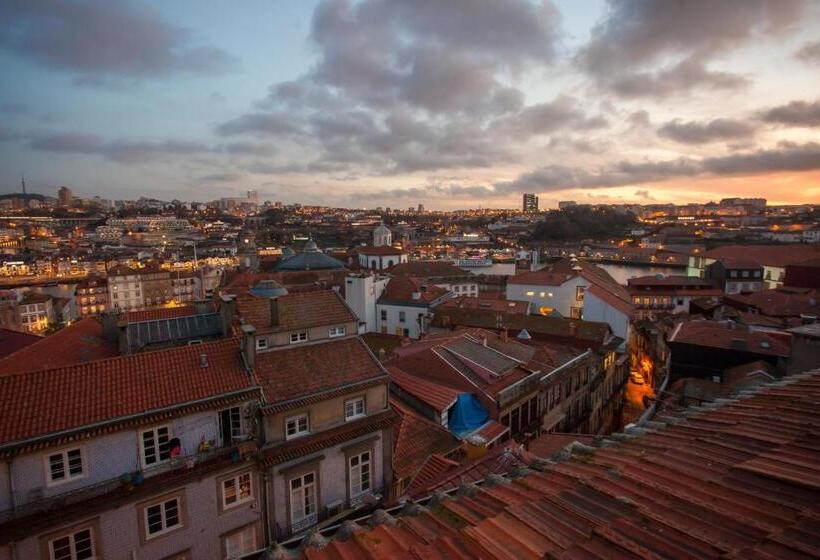 اتاق استاندارد با سرویس بهداشتی مشترک, Being Porto Hostel