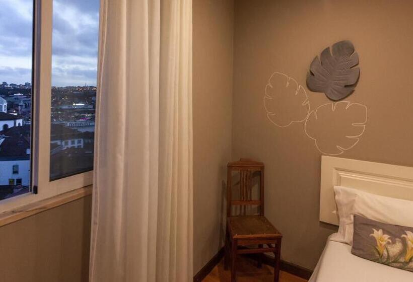 اتاق استاندارد با سرویس بهداشتی مشترک, Being Porto Hostel