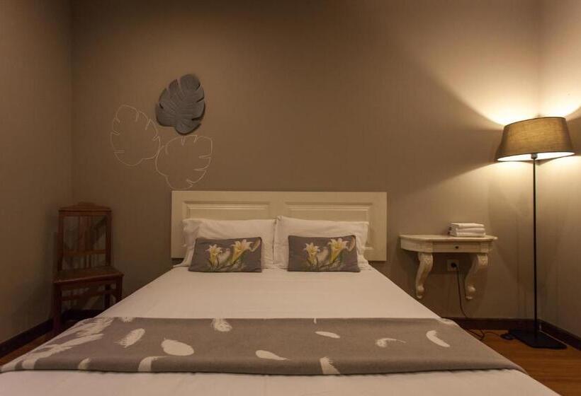 اتاق استاندارد با سرویس بهداشتی مشترک, Being Porto Hostel