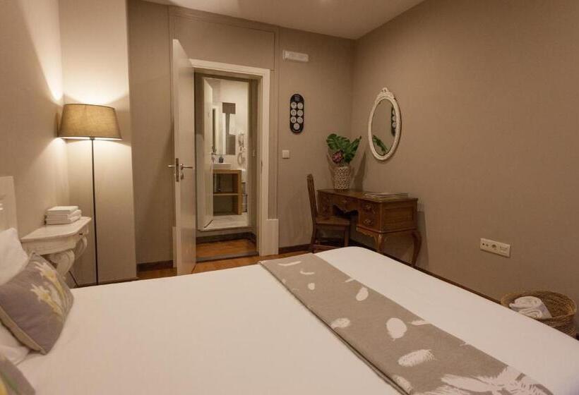 اتاق استاندارد با سرویس بهداشتی مشترک, Being Porto Hostel