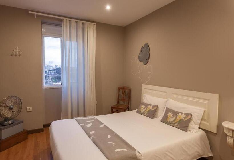 اتاق استاندارد با سرویس بهداشتی مشترک, Being Porto Hostel