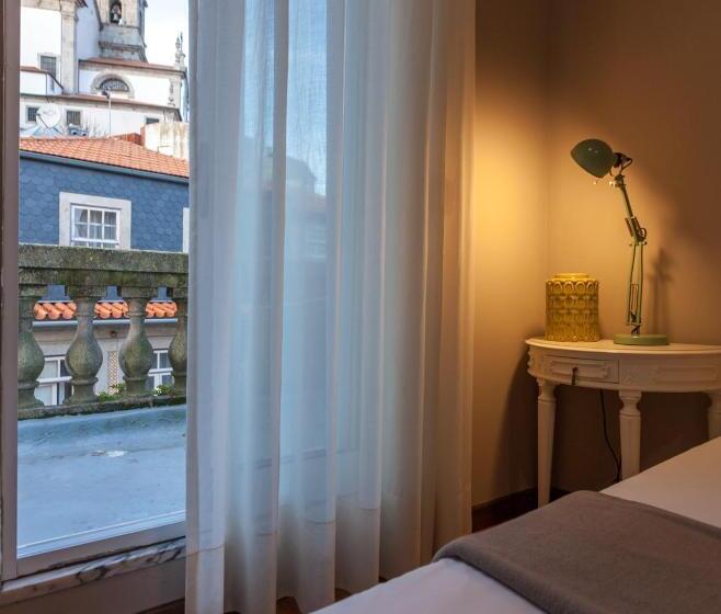 اتاق استاندارد با سرویس بهداشتی مشترک, Being Porto Hostel