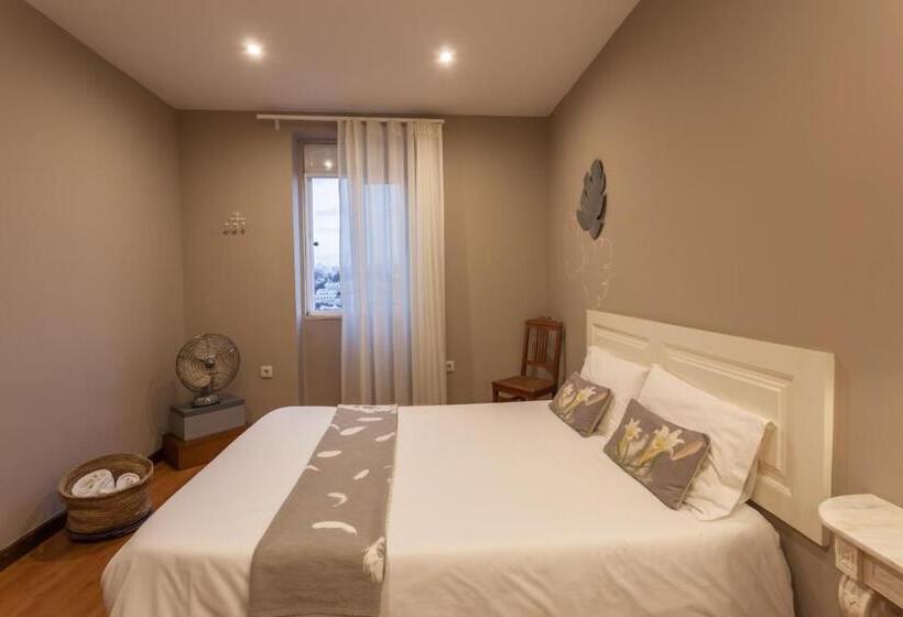 اتاق استاندارد با سرویس بهداشتی مشترک, Being Porto Hostel