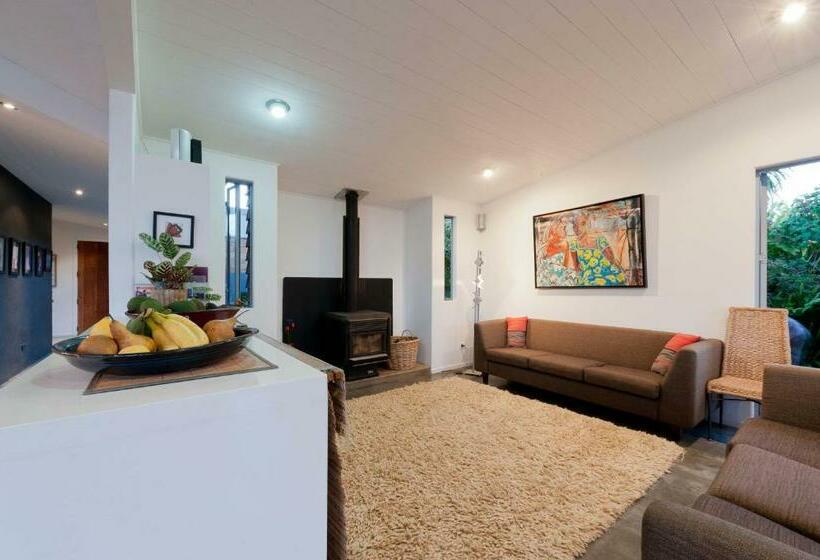 سوییت لوکس, Stone Store Lodge