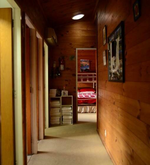 חדר משפחתי דלוקס, Tony S Lodge