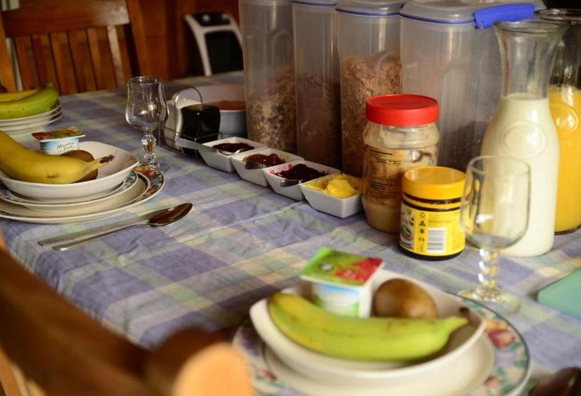 חדר סטנדרט לארבעה, Tony S Lodge