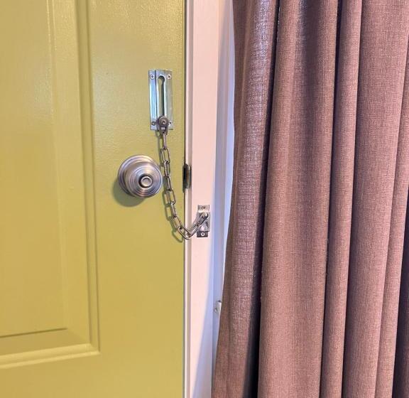 דירת שני חדרים, Continental Motel