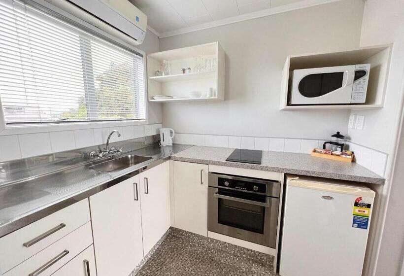 스탠다드 스튜디오, Continental Motel