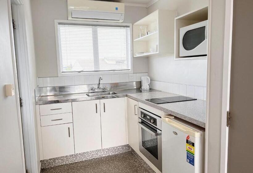 스탠다드 스튜디오, Continental Motel