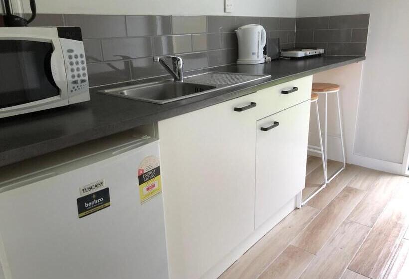 スタンダードスタジオ, Half Moon Bay Motel