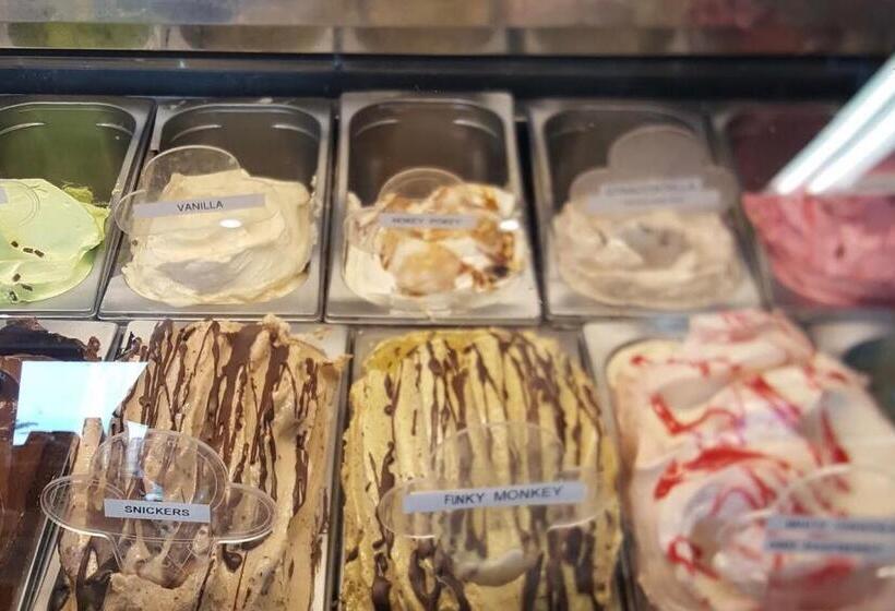 スタンダードスタジオ, Half Moon Bay Motel