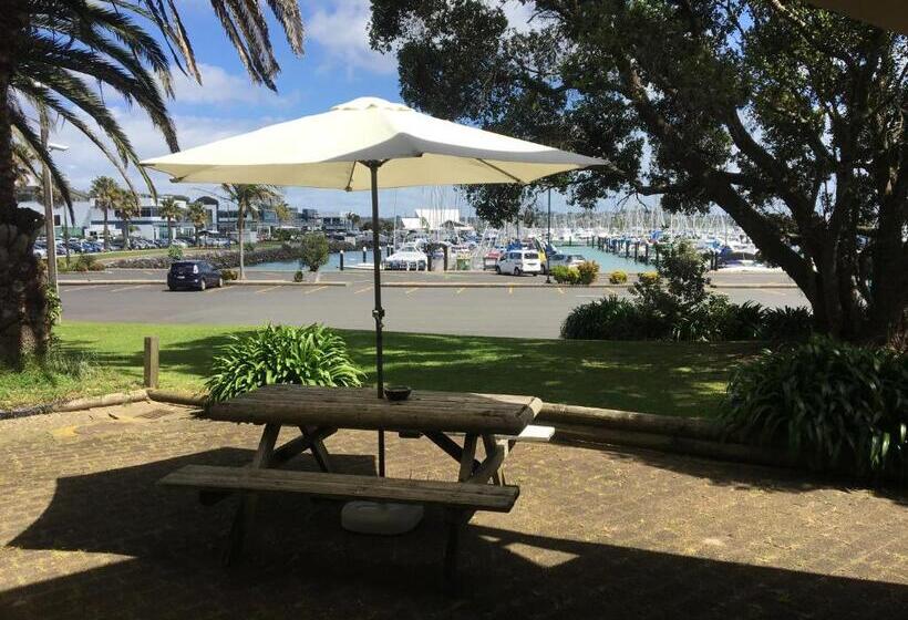 スタンダードスタジオ, Half Moon Bay Motel