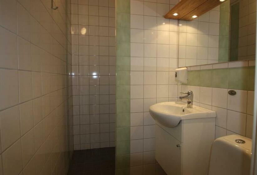 バスルーム共有のトリプルスタンダード, L Paradis