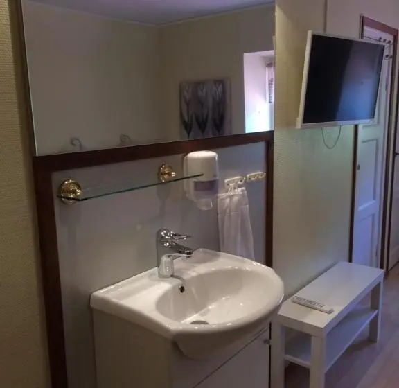 Standard Kolmen Hengen Huone, L Paradis
