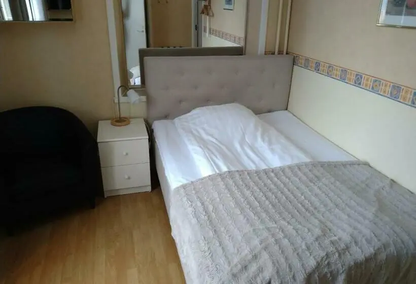 Standard Yhden Hengen Huone, L Strandvillan B&b