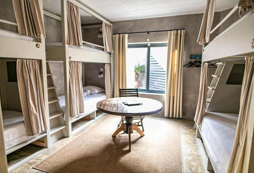 家庭间, Surfers Lodge Peniche