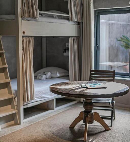 家庭间, Surfers Lodge Peniche