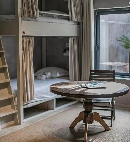 Perhehuone, Surfers Lodge Peniche
