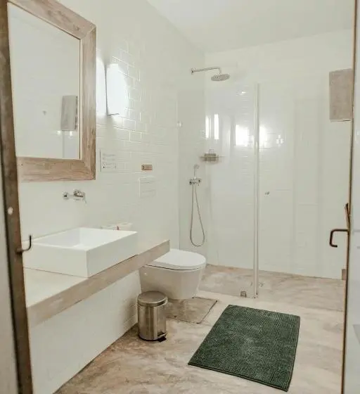 Perhehuone, Surfers Lodge Peniche