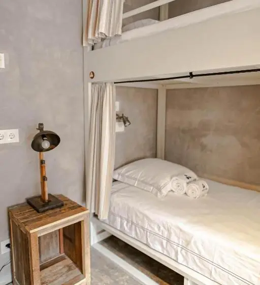Perhehuone, Surfers Lodge Peniche