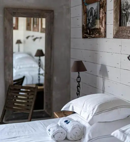 Standard-invahuone, Surfers Lodge Peniche