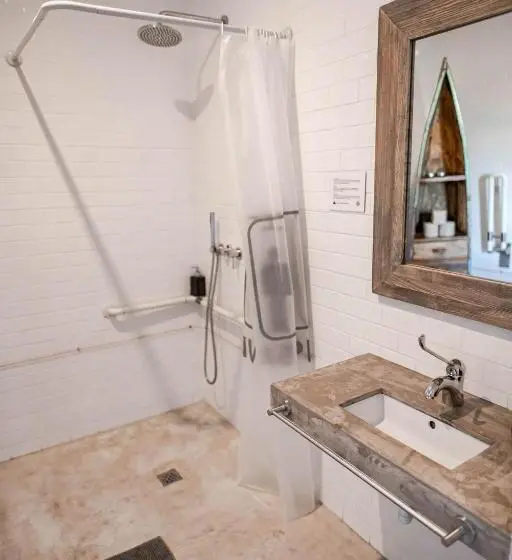 Standard-invahuone, Surfers Lodge Peniche