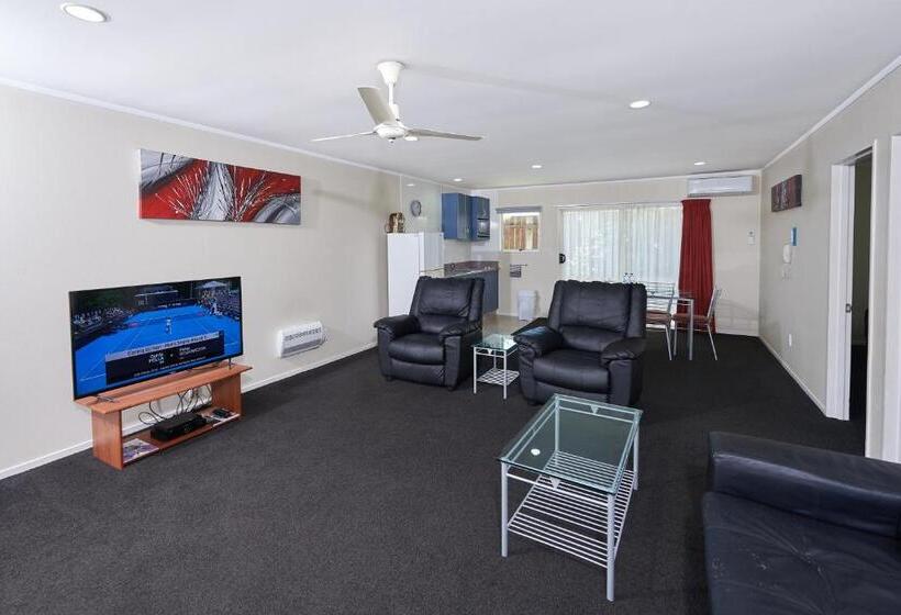 דירת שני חדרים, Livingston Motel