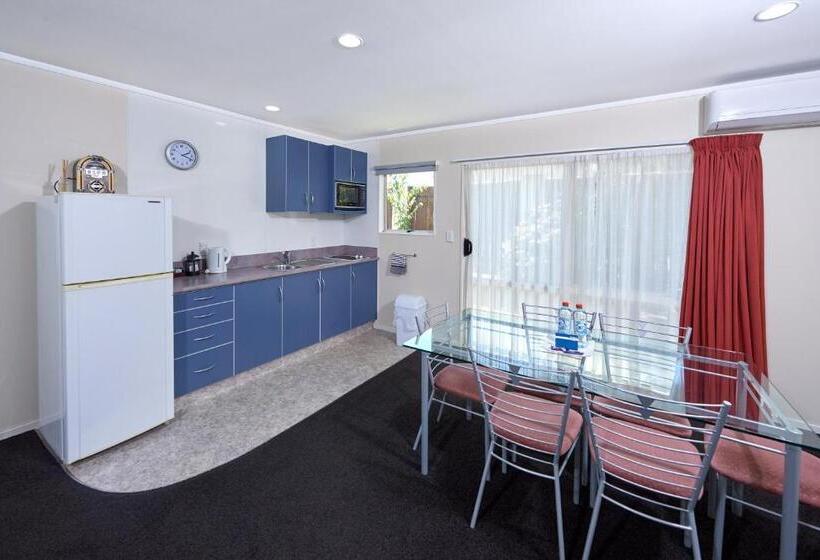 דירת שני חדרים, Livingston Motel