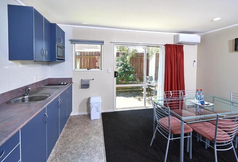 דירת שני חדרים, Livingston Motel