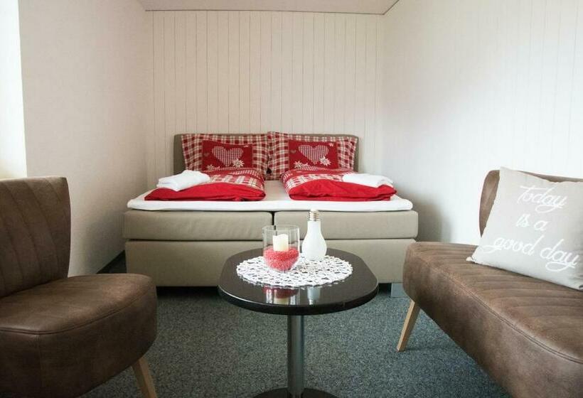 Familiekamer met Uitzicht op de Bergen, Berggasthaus First Only Accessible By Cable Car