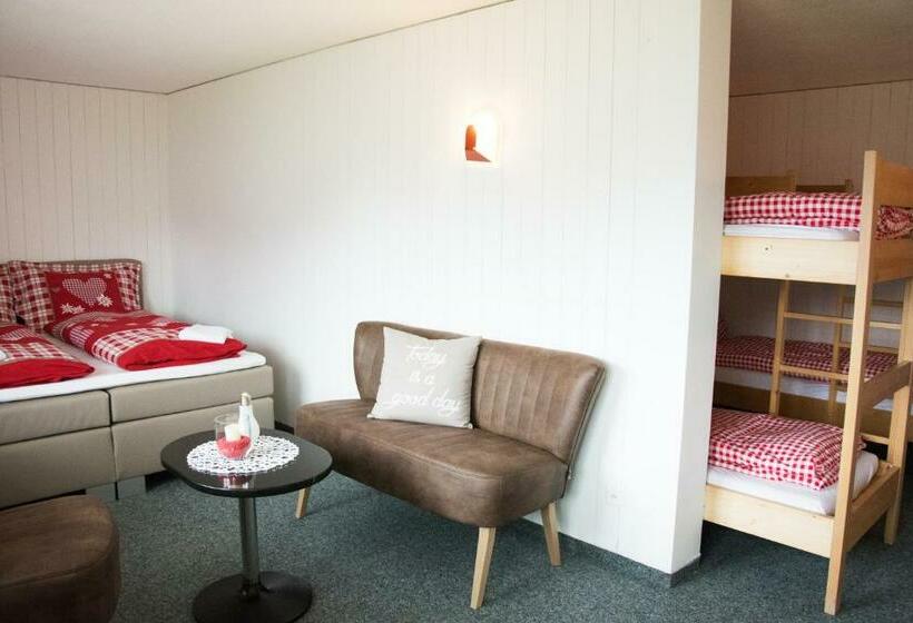 Familiekamer met Uitzicht op de Bergen, Berggasthaus First Only Accessible By Cable Car