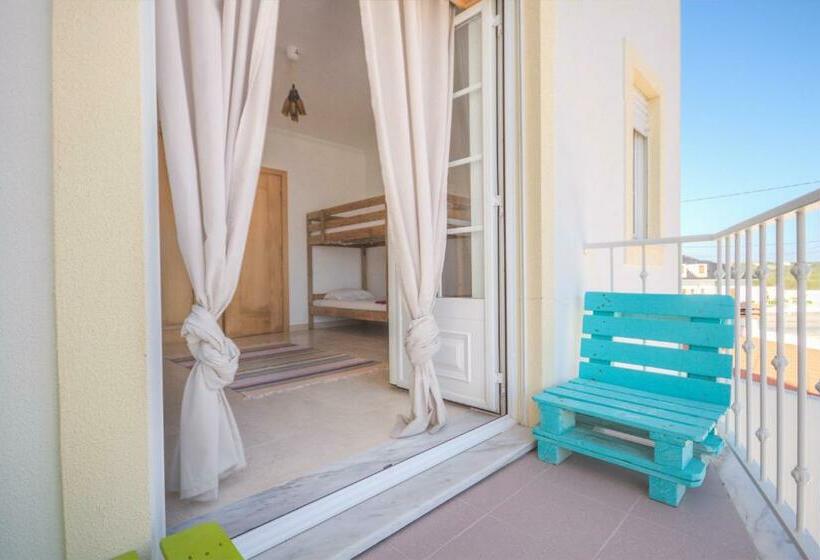 共用房间的床, Green House