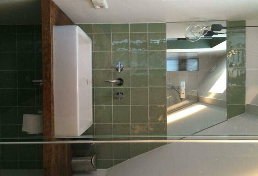 חדר דחוקס עם מיטת קינג, Betty Blue Bed & Breakfast